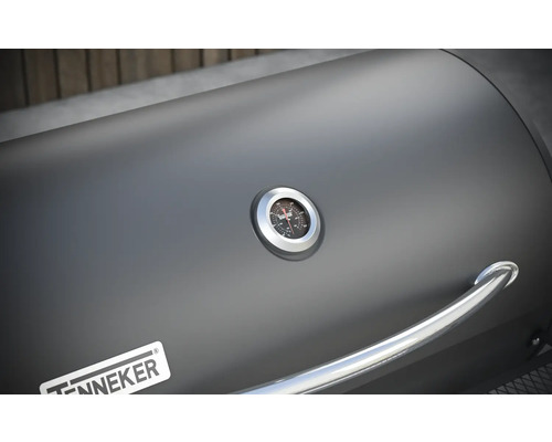 Detailný pohľad na gril s teplomerom a rukoväťou