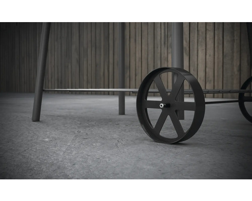 Detailný záber grilovacieho vozíka s kolieskami.