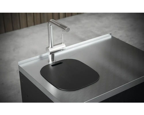 Nerezová vonkajšia kuchyňa s drezom a batériou