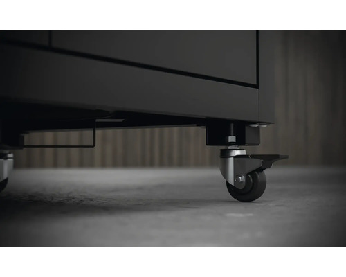 Detailný záber dielenského skrine s kolieskami