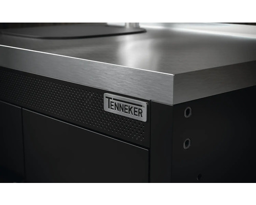 Detailný pohľad na čiernu dielenskú skrinku s nerezovou pracovnou doskou a logom Tenneker