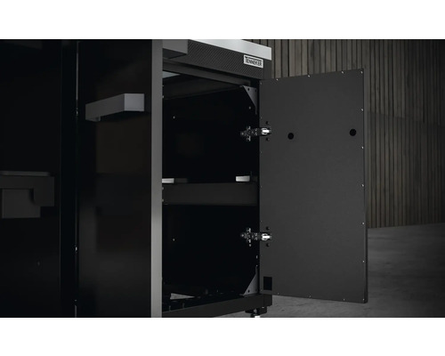 Dielenská skriňa s otvorenými dverami a policami