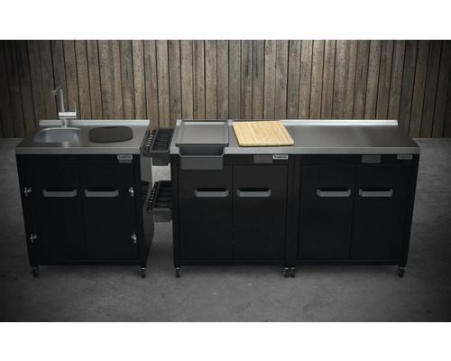 Vonkajšia kuchyňa s drezom, doskou na krájanie a zásuvkami