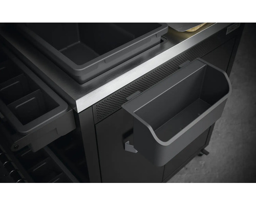 Detailný záber čierneho kuchynského ostrovčeka s úložnými kontajnermi