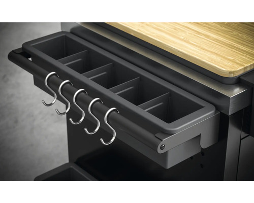 Detailný pohľad na grilovaciu stanicu s nádobou na grilovacie príslušenstvo a kovovými háčikmi