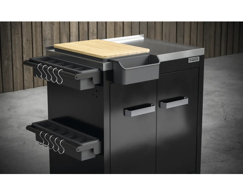 Čierny grilovací stôl s doskou na krájanie a úložnými priestormi