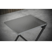 Strieborný kempingový stolík s tmavým rámom