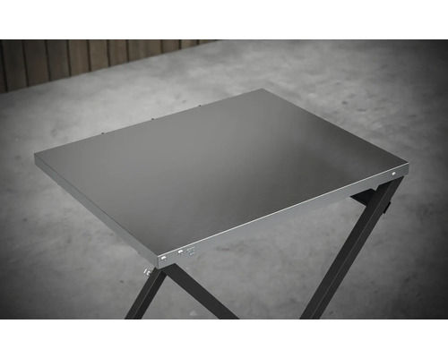 Strieborný kempingový stolík s tmavým rámom