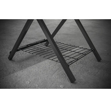 Detailný pohľad na nohy grilu s odkladacou mriežkou