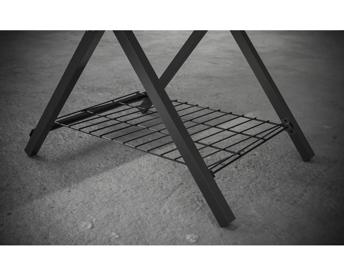 Detailný pohľad na nohy grilu s odkladacou mriežkou