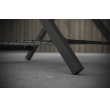 Detailný záber nohy stola s kovovým rámom