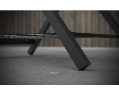 Detailný záber nohy stola s kovovým rámom