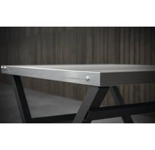 Stôl s kovovou doskou a čiernym kovovým rámom