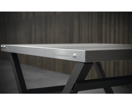 Stôl s kovovou doskou a čiernym kovovým rámom