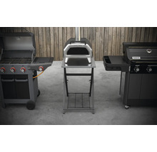 Tri rôzne grily vo vonkajšom prostredí: plynový gril, pec na pizzu a ďalší gril.