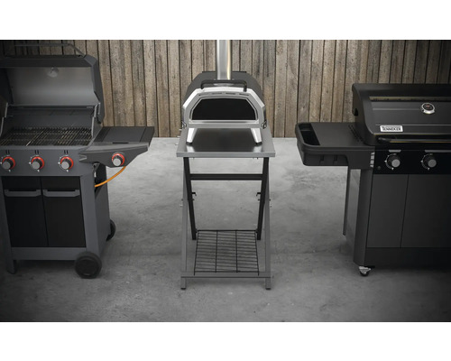 Tri rôzne grily vo vonkajšom prostredí: plynový gril, pec na pizzu a ďalší gril.