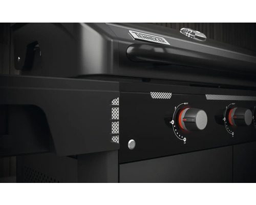 Detailný pohľad na plynový gril Tenneker s ovládacími prvkami a bočnou odkladacou plochou.