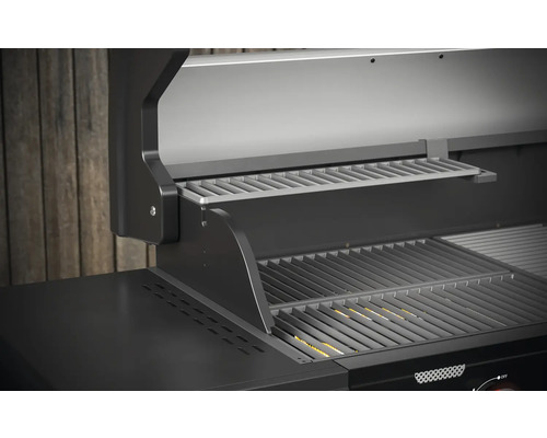 Detailný pohľad na plynový gril s grilovacími roštami a ohrievacím roštom