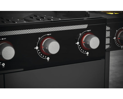 Detailný záber otočných gombíkov grilu na reguláciu tepla.