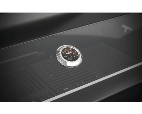 Detailný pohľad na teplomer grilu na grile.