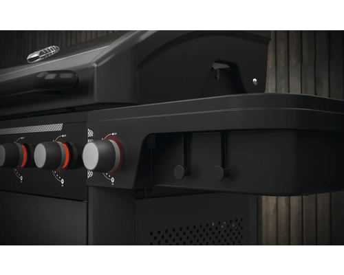 Detailný záber čierneho plynového grilu s otočnými gombíkmi na reguláciu teploty.