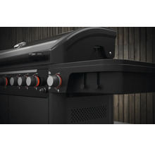 Detailný pohľad na čierny plynový gril s ovládacími gombíkmi