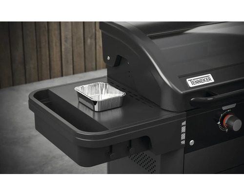 Gril Tenneker s hliníkovou miskou na odkladacom stole