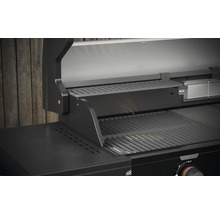 Detail otvoreného plynového grilu s grilovacím roštom