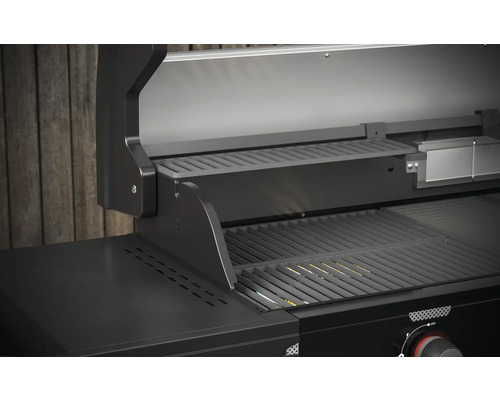 Detail otvoreného plynového grilu s grilovacím roštom