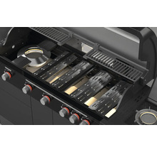 Vnútorný pohľad na plynový gril s grilovacími roštami a horákmi