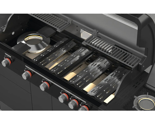 Vnútorný pohľad na plynový gril s grilovacími roštami a horákmi