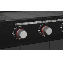 Detail plynového grilu s otočnými gombíkmi na reguláciu teploty