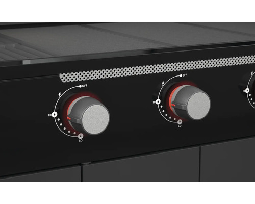 Detail plynového grilu s otočnými gombíkmi na reguláciu teploty