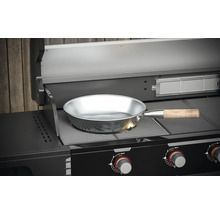 Nerezová panvica s drevenou rukoväťou na plynovom grile