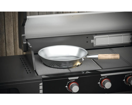 Nerezová panvica s drevenou rukoväťou na plynovom grile