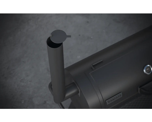 Detailný pohľad na čierny udiar so otvoreným komínom