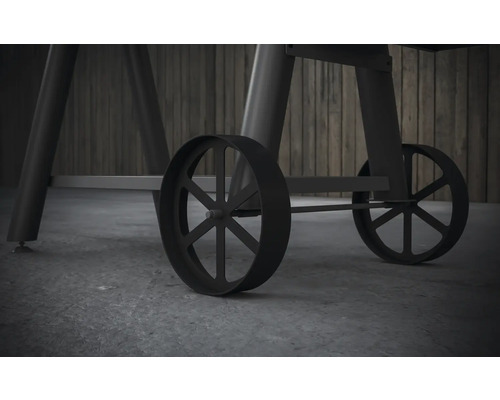 Detailný záber kolies grilovacieho vozíka pre jednoduchú prepravu