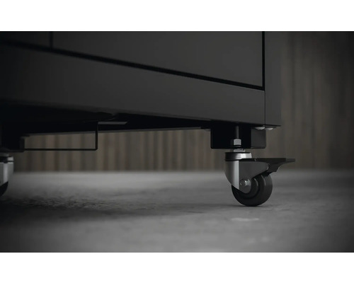 Detailný záber kolies dielenského vozíka