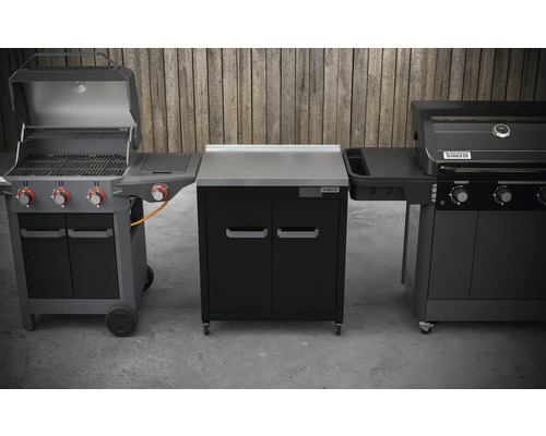 Tri grilovacie zariadenia s vonkajším úložným priestorom pred drevenou stenou