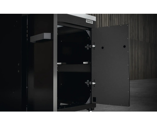 Čierna skladovacia miestnosť na pelety Tennker s otvorenými dverami