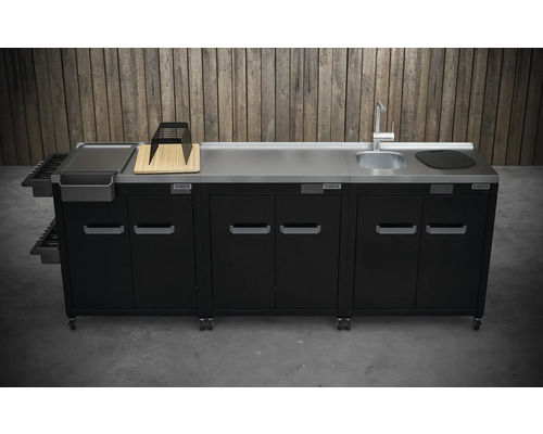 Vonkajšia kuchyňa s drezom, doskou na krájanie, zásuvkami a skrinkami