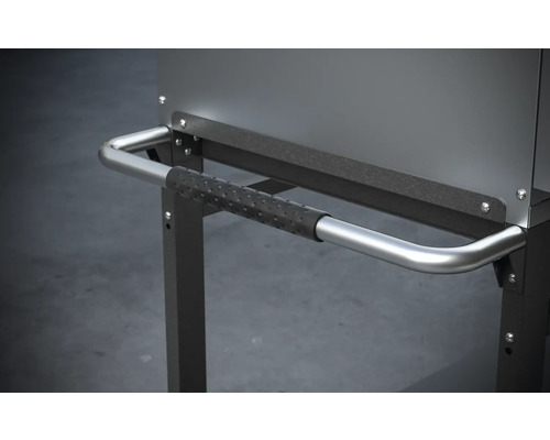 Detail grilovacieho vozíka s rukoväťou a policou