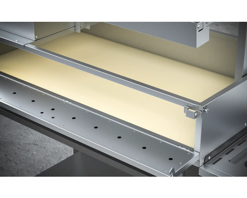 Vnútorný pohľad na kovový gril s policami