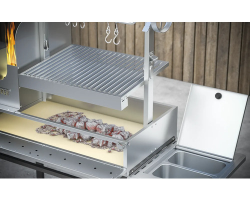 Gril s roštom, žeravými uhlíkmi a háčikmi na príslušenstvo