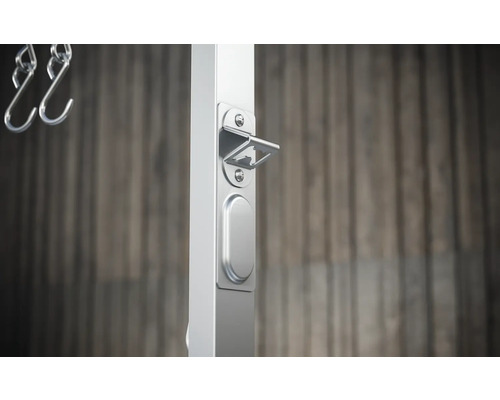 Detailný pohľad na dverný zámok so závorou a závesnými hákmi