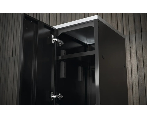 Otvorená skrinka na náradie s policami