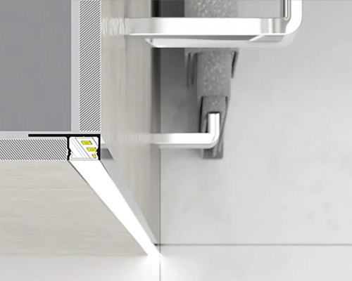 Detailný záber LED profilu na stene a polici