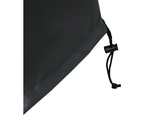 Detailný záber čierneho ochranného krytu so sťahovacou šnúrkou