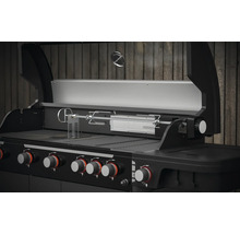 Detail plynového grilu s otočným ražňom