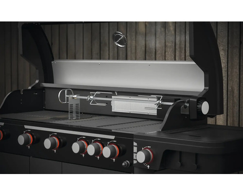 Detail plynového grilu s otočným ražňom